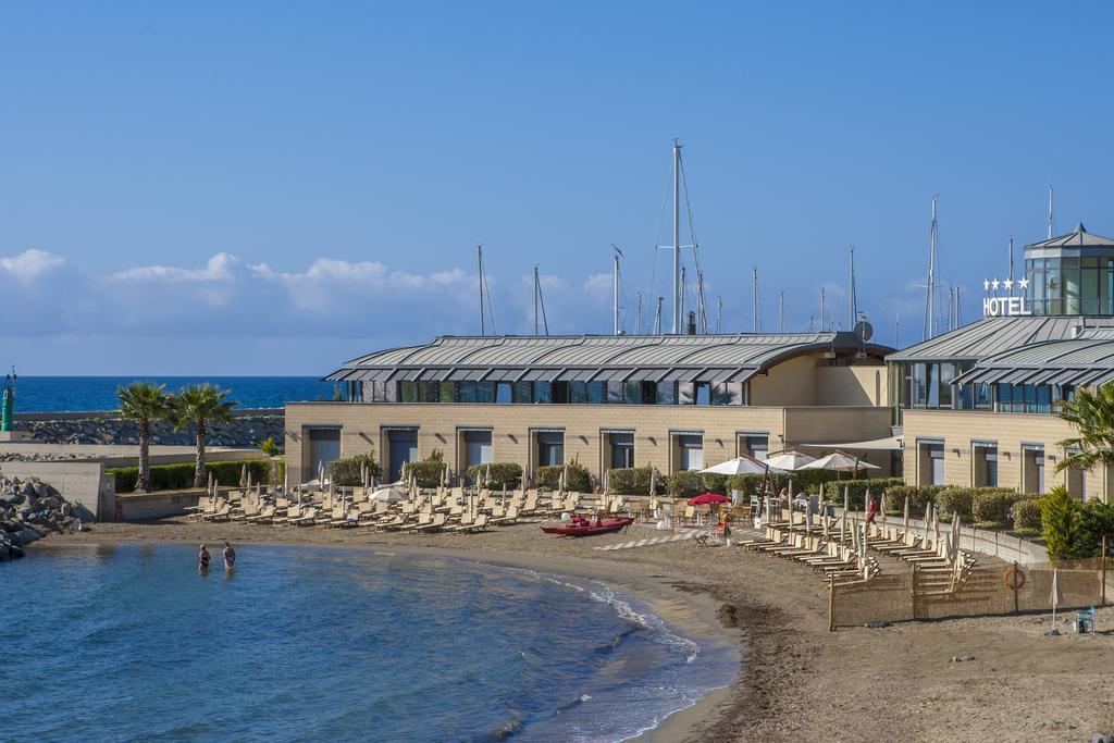 Hotel Riviera Dei Fiori Сан-Лоренцо-аль-Маре Экстерьер фото